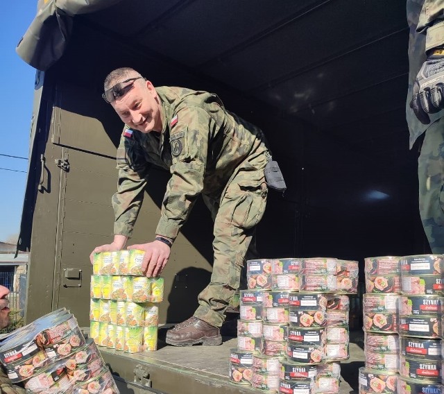 W ostatnim czasie pięciu żołnierzy samodzielnej kompanii logistycznej 6MBOT przewiozło trzy tony żywności do miejscowości Zatopolice w gminie Zakrzew.