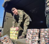 Żołnierze Obrony Terytorialnej wspierają w transporcie żywności, niedługo dowiozą ładunki do Przysuchy i Przytyka. Zobaczcie zdjęcia