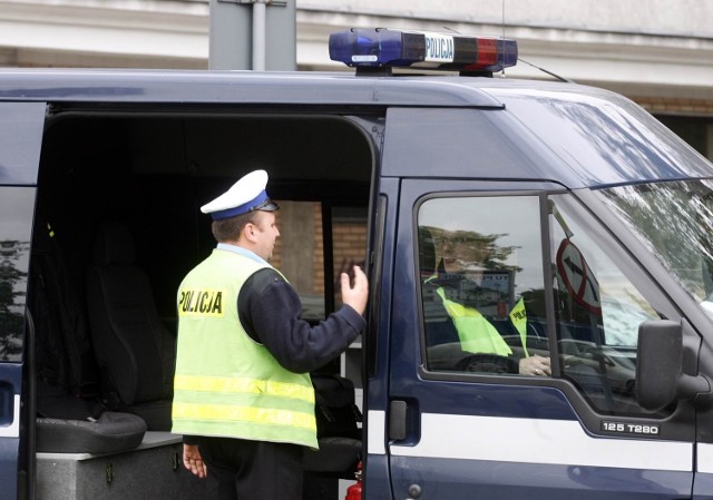 W trakcie kontroli okazało się, że w busie zarejestrowanym na 3 osoby kierowca z Międzyrzeca Podl. przewoził 15. W części ładunkowej siedziało 12 kobiet.