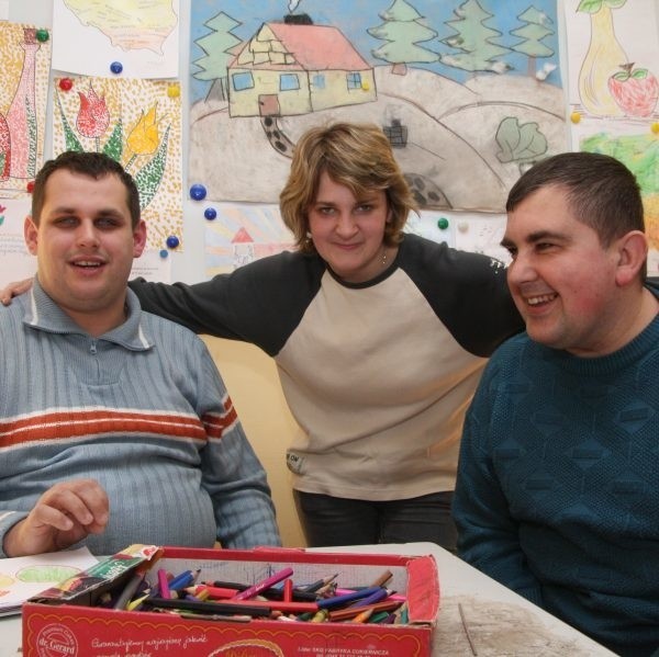 Marcin, Małgosia i Mariusz lubią jeździć do WTZ. Do domu wracają wyluzowani, z nowymi chęciami do życia.