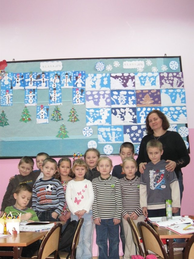Uczniowie zerówki wraz z wychowawczynią, panią Małgorzatą Bartel chętnie biorą udział w akcji zbierania nakrętek dla Gosi