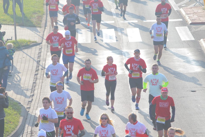 Około 25 tysięcy biegaczy zmaga się z 10-kilometrową trasą...