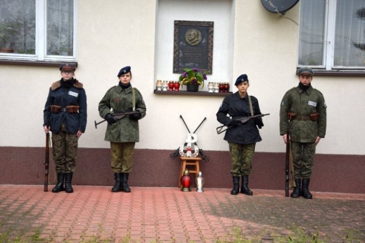 Strzelcy z Szydłowa w wyjątkowym miejscu uczcili setną rocznicę odzyskania niepodległości. 24 listopada zapalili znicze [ZDJĘCIA]