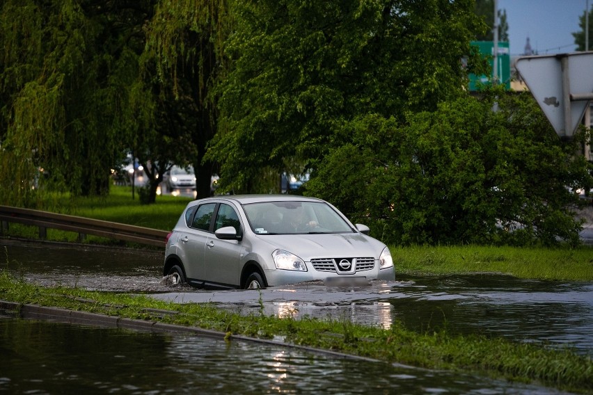 Burza i ulewa w Szczecinie (20.05.2019). Zalane ulice, tramwaje sparaliżowane [ZDJECIA, WIDEO]