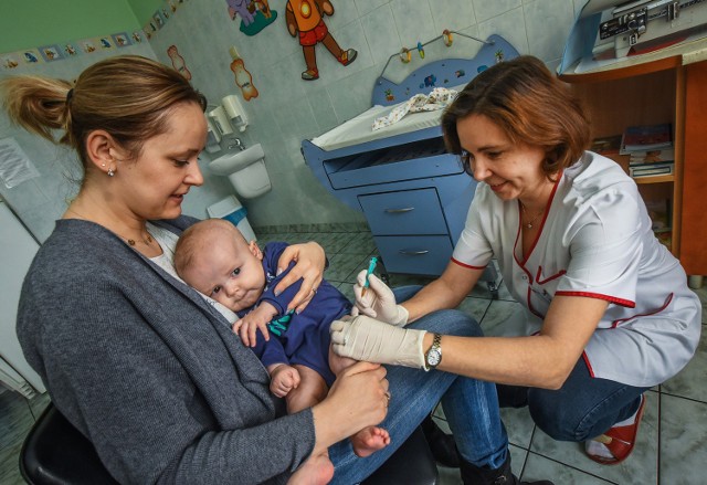 Mały Pawełek był bardzo dzielny podczas szczepienia, które wykonała Beata Sumara, pielęgniarka z przychodni Gryf-Med na Kapuściskach.