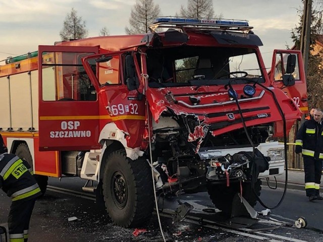 Do wypadku doszło w poniedziałek, 25 lutego, na drodze w Gronowie koło Krosna Odrzańskiego. Zderzyły się dwa wozy strażackie jadące do pożaru i ciężarówka.Do wypadku doszło około godz. 16.30. Zderzyły się dwa wozy strażackie. W wypadku brała udział również ciężarówka. – Ze wstępnych ustaleń wynika, że wóz OPS Szczawno wjechał w tył wozu strażaków zawodowych z Krosna Odrzańskiego. Dowódca wozu OSP był zakleszczony w kabinie – mówi kpt. Dariusz Szymura, rzecznik lubuskich strażaków.Wóz OSP Szczawno prowadził Wojciech Reczuch wójt gminy Dąbie i wieloletni strażak ochotnik. – Wóz strażaków zawodowych z Krosna Odrzańskiego jadący z przodu zaczął hamować, ja również zacząłem, ale nie zdążyłem wyhamować – mówi wójt Reczuch. Wójt relacjonuje, że chciał uniknąć zderzenia i odbić na bok, ale z naprzeciwka jechał samochód ciężarowy, z którym mógłby zderzyć się czołowo. W efekcie uderzył w tył wozu strażaków z Krosna Odrzańskiego.Siła zderzenia była bardzo duża. Kabina nowego wozu bojowego strażaków OSP została zmiażdżona. Jeden z ochotników został zakleszczony kabinie wozu. Na miejscu w międzyczasie wylądował śmigłowiec lotniczego pogotowia ratunkowego.Rannych zostało sześciu strażaków. Najbardziej poszkodowany, dowódca wozu OSP, został do szpitala zabrany śmigłowcem lotniczego pogotowia ratunkowego.Do wypadku doszło na drodze krajowej nr 32. Na miejsce z pomocą dojechały samochody straży pożarnej z Krosna Odrzańskiego i Zielonej Góry. Przyjechały również karetki pogotowia ratunkowego oraz przyleciał śmigłowiec Lotniczego Pogotowia Ratunkowego. Siła uderzenia była ogromna, pojazdy straży pożarnej są mocno rozbite. Wóz OSP Szczawno ma zmiażdżony przód, w pojeździe strażaków z Krosna Odrzańskiego jest mocno uszkodzony tył.Droga w miejscu wypadku jest zablokowana. Policja wyznaczyła objazdy przez Trzebule, Lubiatów i Dąbie. Policjanci pracują nad ustaleniem przyczyny wypadku.b]Zobacz też wideo: Mamy dopiero luty a pożary traw już są prawdziwym utrapieniem. Za ich wypalanie grożą wysokie kary![/b]