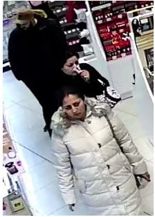 Poszukiwani podejrzani o kradzież perfum - zarejestrowały ich kamery w centrum handlowym