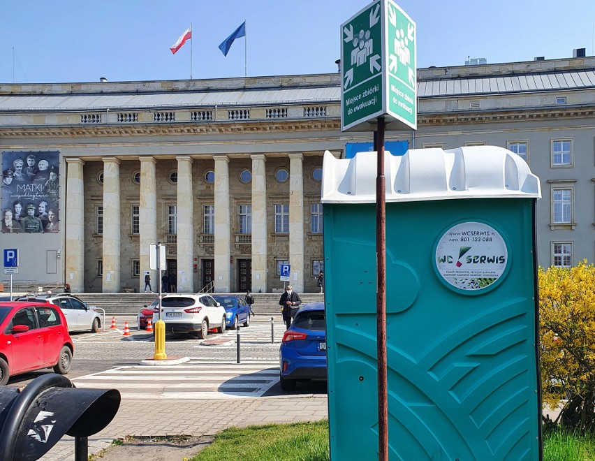 Szokujący widok w centrum Wrocławia. Brudna i śmierdząca toaleta pod urzędem