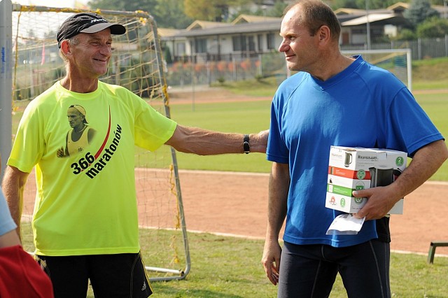 Na starcie więcborskiego biegu zameldowali się supermaratończycy Ryszard Kałaczyński (z lewej) i Białorusin Roman Asayevich mający na koncie ukończonych 510 maratonów.