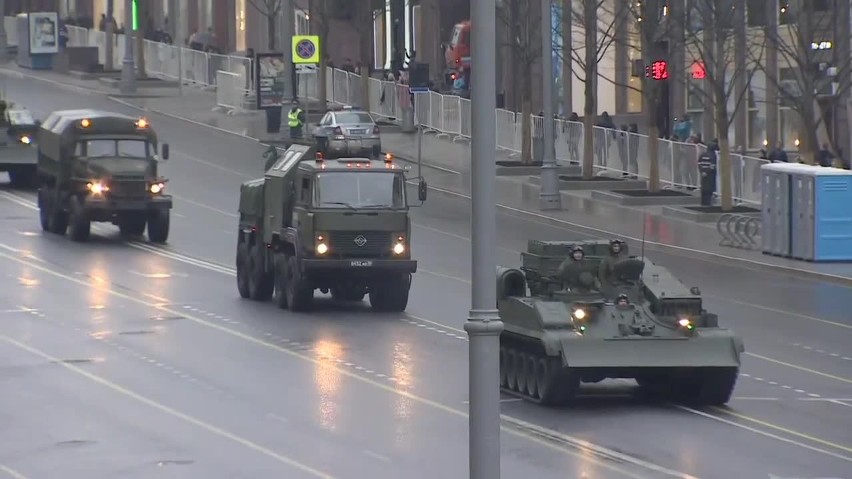 Pojazdy wojskowe rosyjskiej armii przejechały ulicami Moskwy...