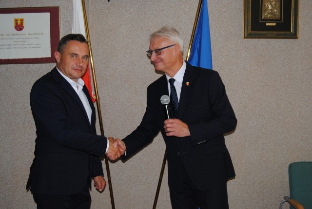 Przewodniczący włoszczowskiej Rady Miejskiej Grzegorz Dudkiewicz (z prawej) gratuluje burmistrzowi Włoszczowy Grzegorzowi Dziubkowi uzyskania absolutorium.