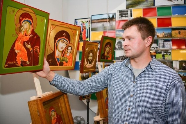 Tworzenie ikon to dla Michała Piekarskiego pasja, wiara i modlitwa. Pomimo niepełnosprawności udało mu się ukończyć studium ikonograficzne. W ostatnią niedzielę w Michałowie miał swój pierwszy wernisaż.