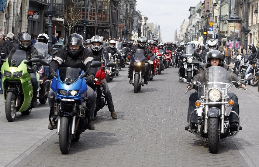 Parada motocykli na Piotrkowskiej. Miłośnicy jednośladów rozpoczęli sezon [ZDJĘCIA]