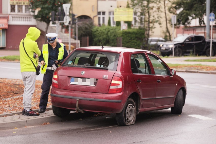 Kolizja na rondzie na skrzyżowaniu ulic Grodzkiej i Kilińskiego w Słupsku. Sprawca dostał 6 punktów karnych i 250 zł mandatu