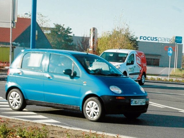 Wymuszanie pierwszeństwa przejazdu na nowym rondzie nie należy do rzadkości. Na taką sytuację nie trzeba było długo czekać. Kierowca niebieskiego pojazdu nawet nie próbował hamować.