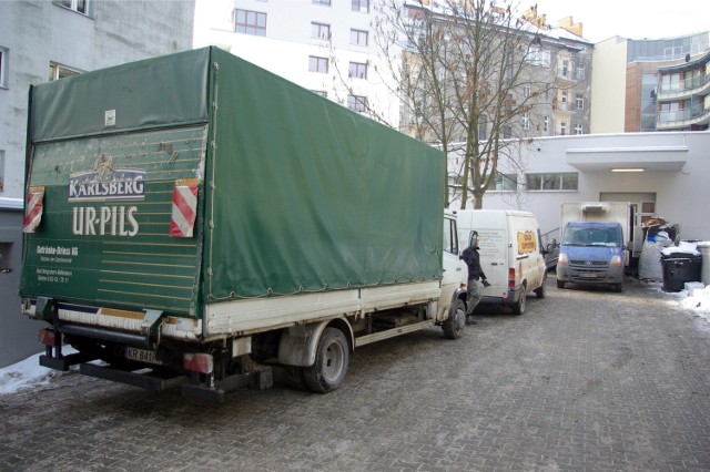 3 osoby próbowały się włamać do samochodu dostawczego.