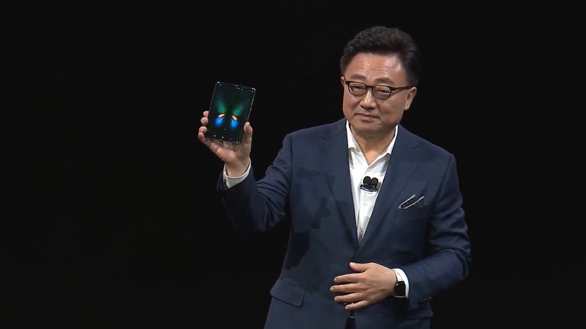DJ Koh, szef działu mobilnego Samsunga, z Galaxy Fold