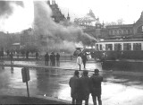 Przez 40 lat nie pokazywał swoich zdjęć z Grudnia 70. Sfotografował marsz stoczniowców w Gdańsku i płonące pojazdy [archiwalne zdjęcia]