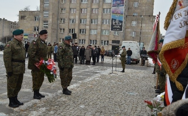 Składanie kwiatów pod pomnikiem Józefa Piłsudskiego.