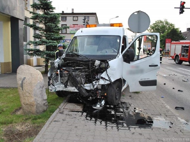 Dostawczy samochód, którym kierował sprawca wypadku, zatrzymał się dopiero na rzeźbie kamiennej twarzy