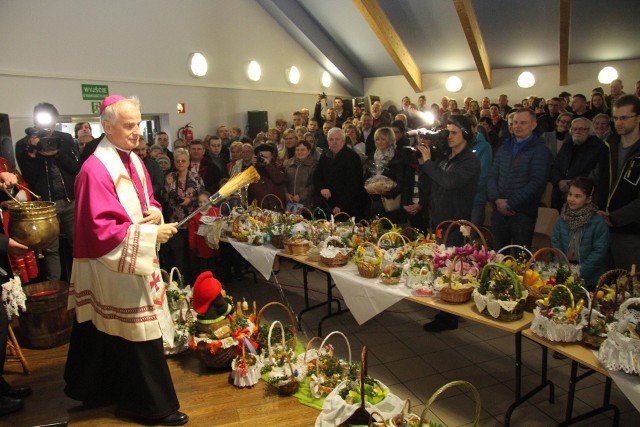 Tradycyjnego święcenia pokarmów w Ciekotach w gminie Masłów dokonał ksiądz biskup Marian Florczyk.