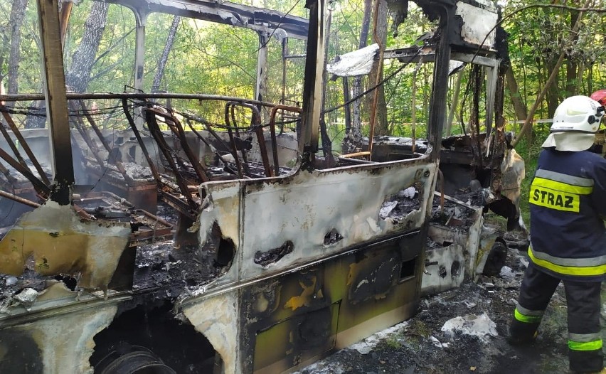 Spalony bus, w którego wnętrzu strażacy ujawnili spalone...