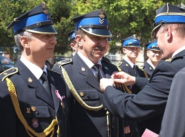 Wyróżniający się strażacy otrzymali medale &#8211; za wzorową służbę.