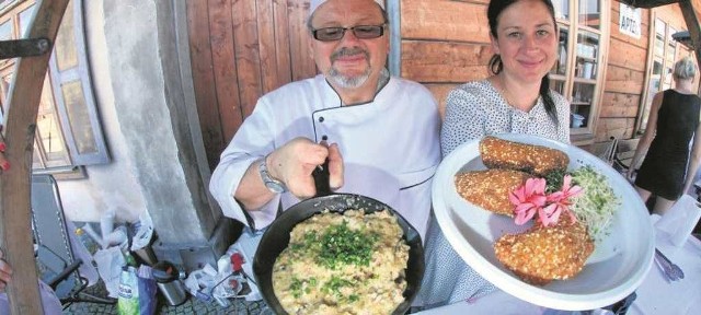 Cecylia Kuzak-Czop i mistrz kucharski Eugeniusz Oleksy z Sali Bankietowej Gród w Podegrodziu