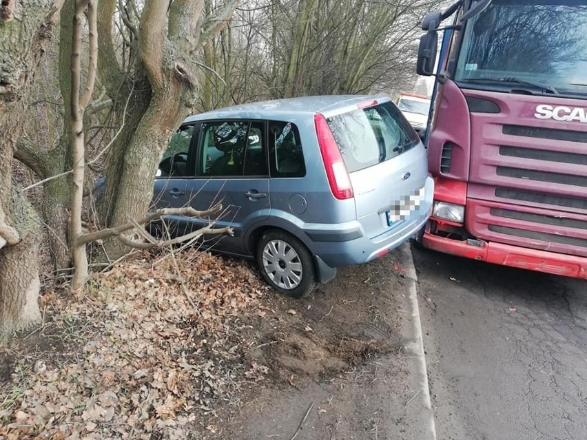 Samochód ciężarowy zderzył się z osobowym fordem na ul....