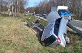 Wypadek w Lisiej Górze k. Tarnowa. Samochody zderzyły się na DW 984, a potem oba dachowały w rowie [ZDJĘCIA]