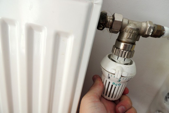 Delikatne przykręcenie termostatu jest prawie nieodczuwalne dla domowników, a pozwala zaoszczędzić sporo energii cieplnej.