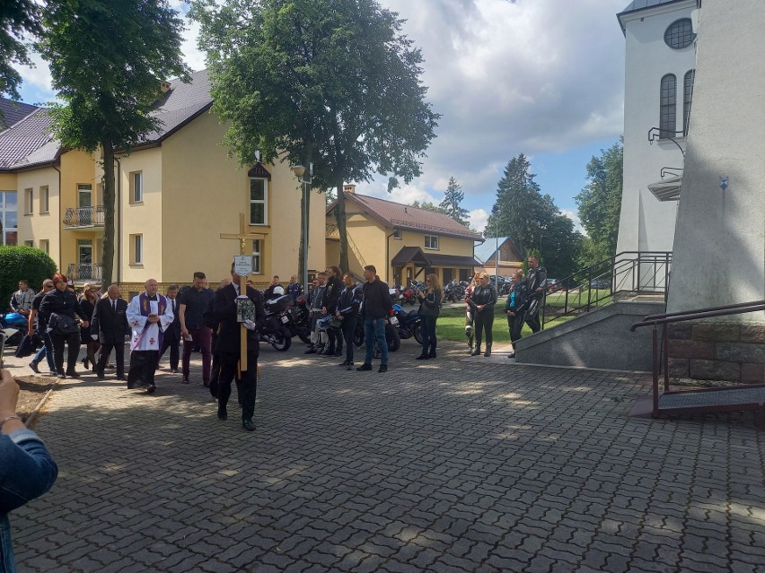 Białystok. Pogrzeb tragicznie zmarłego motocyklisty. Ulicami przejechało kilkadziesiąt jednośladów. Motocykliści pożegnali kolegę [ZDJĘCIA]