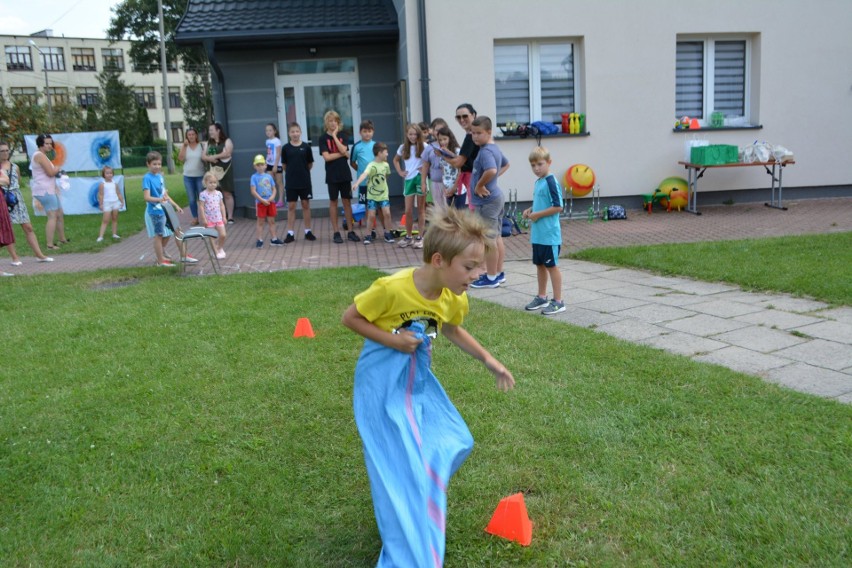 Dzień Sportu przed Domem Kultury w Małogoszczu. Dzieci wzięły udział w sześciu konkurencjach. Zobacz zdjęcia z zabaw
