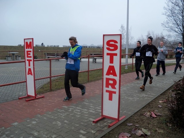 Sanyaja Jaraszek na trasie maratonu wokół Jeziora Nyskiego.