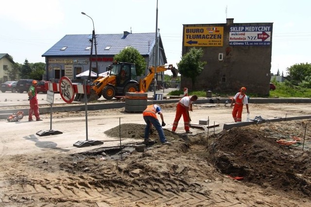Drogowcy z firmy Trakt ustawiają krawężniki na przebudowywanym odcinku ulicy Głównej.