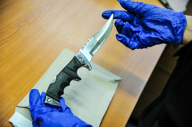 Policjanci zabezpieczyli nóż, którym zaatakował 21-latek.