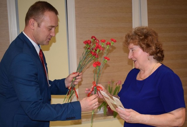 Wójt Przemysław Łysak rozdawał tulipany. Na zdjęciu z radną Górna, Janiną Rubak.