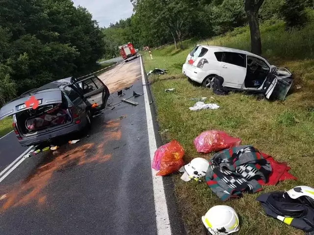 W piątek w miejscowości Dziadkowo niedaleko Milicza zderzyły się dwa samochody osobowe. W wypadku zostało rannych 8 osób, w tym dwoje dzieci, które wymagały resuscytacji. Na szczęście udało się u nich przywrócić funkcje życiowe, ale wciąż ich stan jest bardzo ciężki. Niestety, w niedzielę w szpitalu w Ostrowie Wielkopolskim zmarł ksiądz z Krotoszyna, który jechał jednym z aut. Zobacz więcej zdjęć --->   