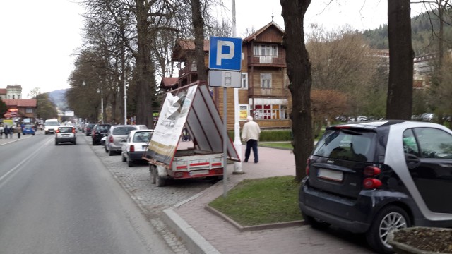 Burmistrz Reśko przekonuje, że płatne parkingi spowodują rotację samochodów. - Auta z reklamami stały nawet po kilka dni - mówi