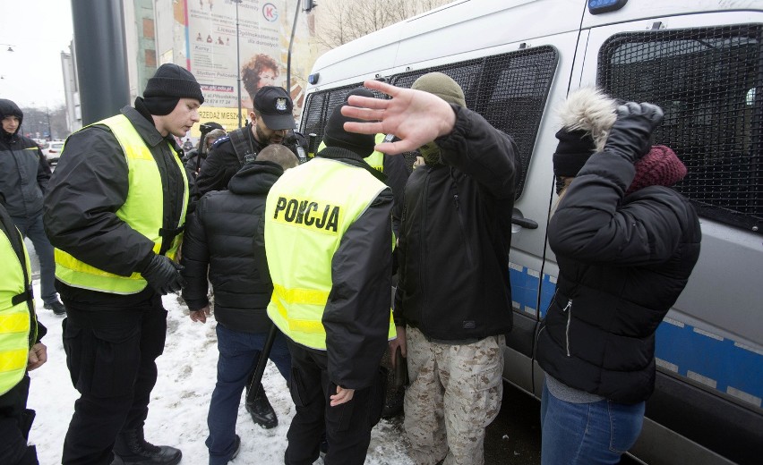 Protest KOD w obronie wolnych mediów przed TVP w Łodzi [ZDJĘCIA, FILM]