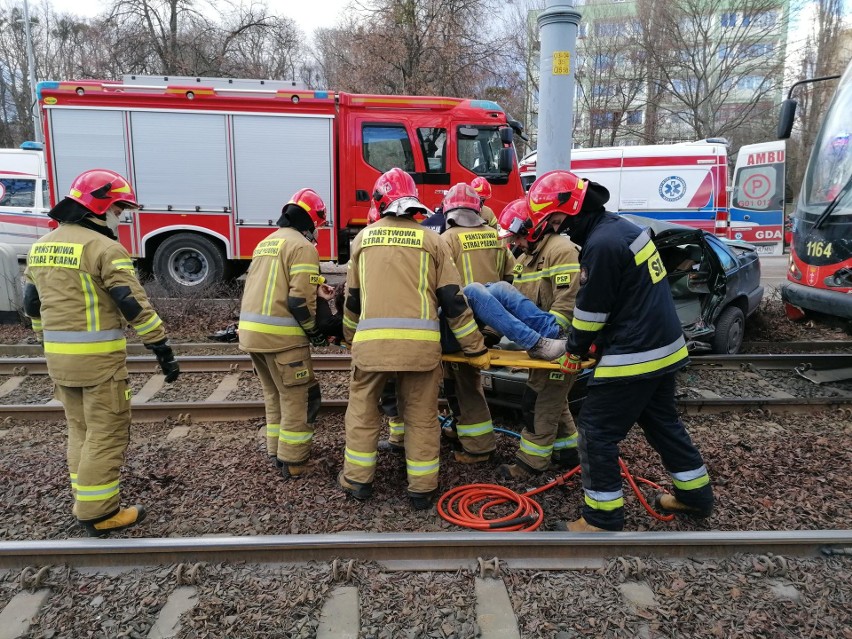 Wypadek w Gdańsku na ul. Kartuskiej [5.03.2021]. Zderzenie samochodu osobowego z tramwajem. Ranny kierowca [ZDJĘCIA]