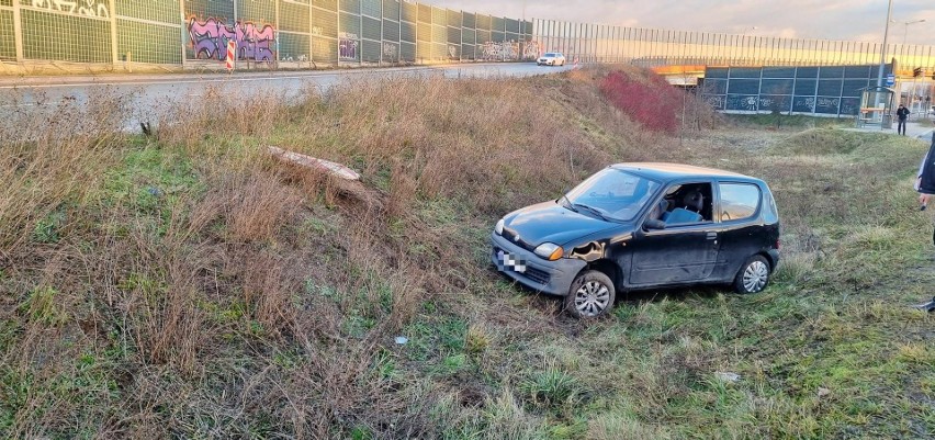 Fiat spadł ze skarpy na Trasie Górna
