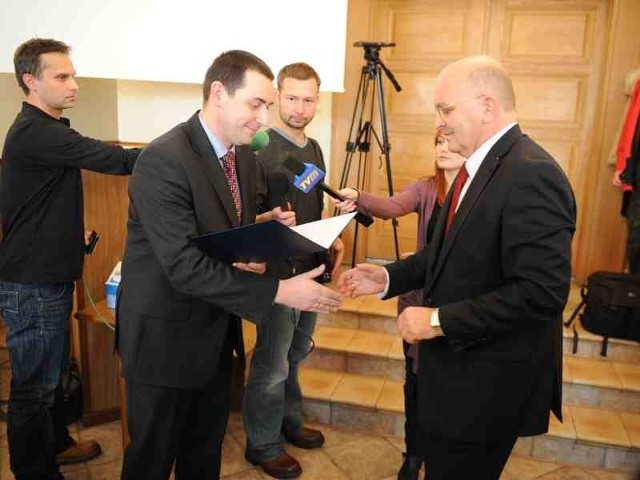 Z rąk prezesa Powiatowej Komisji Wyborczej Macieja Bainczyka otrzymał zaświadczenia o wyborze na radnego m. in. Józef Gisman. To jeden z kandydatów na starostę.