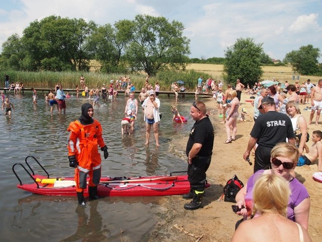 hoć kąpielisko nie jest strzeżone, to w sprzęt do ratownictwa wodnego zainwestowali strażacy z OSP Radzyń Chełmiński