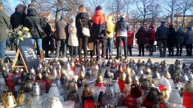 Starsi, młodsi, całe rodziny – dziesiątki gorzowian przyszyły na Kwadrat, by wspólnie oglądać transmisję z pogrzebu zamordowanego prezydenta Gdańska Pawła Adamowicza. Wielki telebim ustawił Ośrodek Sportu i Rekreacji. Dlaczego na Kwadracie? Bo to ostatnio miejsce, które zastąpiło Stary Rynek (jego okolice są remontowane). Poza tym to właśnie tu, na Kwadracie, była główna scena ostatniego gorzowskiego finału WOŚP i tu, po tragicznym finale w Gdańsku, gorzowianie ułożyli wielkie serce ze zniczy ku pamięci Pawła Adamowicza.Paweł Adamowicz - księga kondolencyjnaPodczas transmisji pogrzebu z mieszkańcami był przewodniczący rady miasta Jan Kaczanowski. Prezydenta Jacka Wójcickiego nie było – pojechał do Gdańska, by razem z innymi samorządowcami uczestniczyć w ostatnim pożegnaniu P. Adamowicza.Przypomnijmy: do piątkowego wieczora w Gorzowie – w magistracie – była wyłożona księga kondolencyjna. Co mieszkańcy w niej zapisali? - Z wielkim smutkiem i krzykiem sprzeciwu wobec tego, co się stało, żegnamy wybitnego samorządowca, człowieka o wielkim sercu, otwartego i pomocnego dla ludzi, Pawła Adamowicza. Prezydenta swego ulubionego Gdańska. To wielka strata dla nas wszystkich. Pozostaniesz w naszej pamięci – napisał w księdze Jan Kaczanowski, przewodniczący gorzowskiej rady miasta.- Z rozrzewnieniem wspominam ten czas, gdy byłem trenerem Wybrzeża Gdańsk, a Pan nas tak mocno wspierał, nie tylko finansowo, ale także emocjonalnie. Dziękuję za ten czas. Pokój Pana duszy – napisał Stanisław Chomski.- Mało jest takich ludzi, którzy potrafią wzbudzić ogromną sympatię niejako tylko „na odległość”. Nie znałam osobiście, a tylko przez media. Żal i smutek niesamowity. Współczucie dla rodziny – napisała pani Magdalena.- Dobro zawsze zwycięża – uznał pan Arkadiusz z rodziną.Wspomnienie Pawła Adamowicza