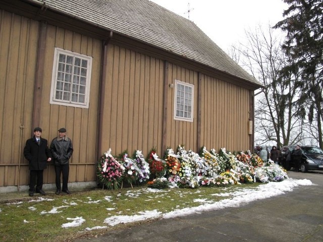 Tlumy parafian zegnaly dziś proboszcza parafii w Milkowicach, który zostal  bestialsko zamordowany.