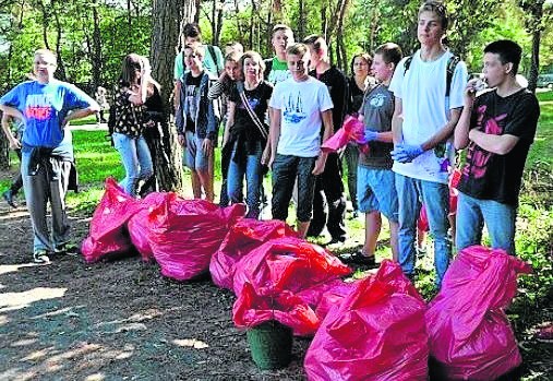 Uczniowie kieleckich szkół sprzątali lasy w rejonie Bukówki.