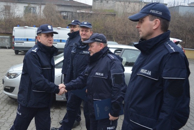 Paweł Woźniak wraz z Grzegorzem Kralskim odbiera gratulacje od komendanta powiatowego policji insp. Sławomira Kosińskiego.