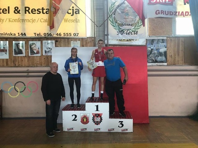 Magdalena Kempa na najwyższym stopniu podium wraz z trenerem Pawłem Matuszewskim