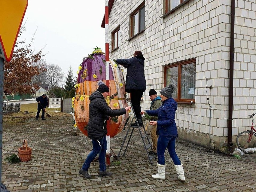 Przed Ochotniczą Strażą Pożarną w Rożnicy w gminie Słupia stanęło wielkanocne jajo. Zobacz jak powstawało